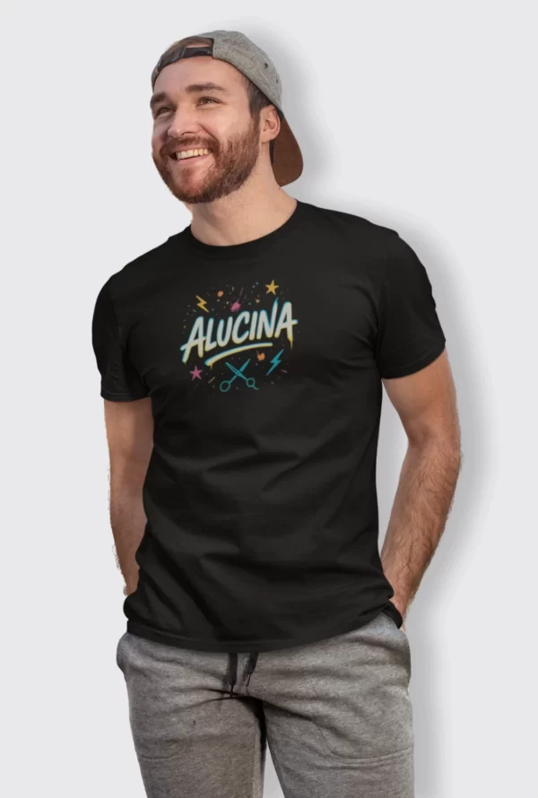 Polo Yess Perú 'Alucina' con diseño surrealista en algodón premium, colores vibrantes y estilo unisex