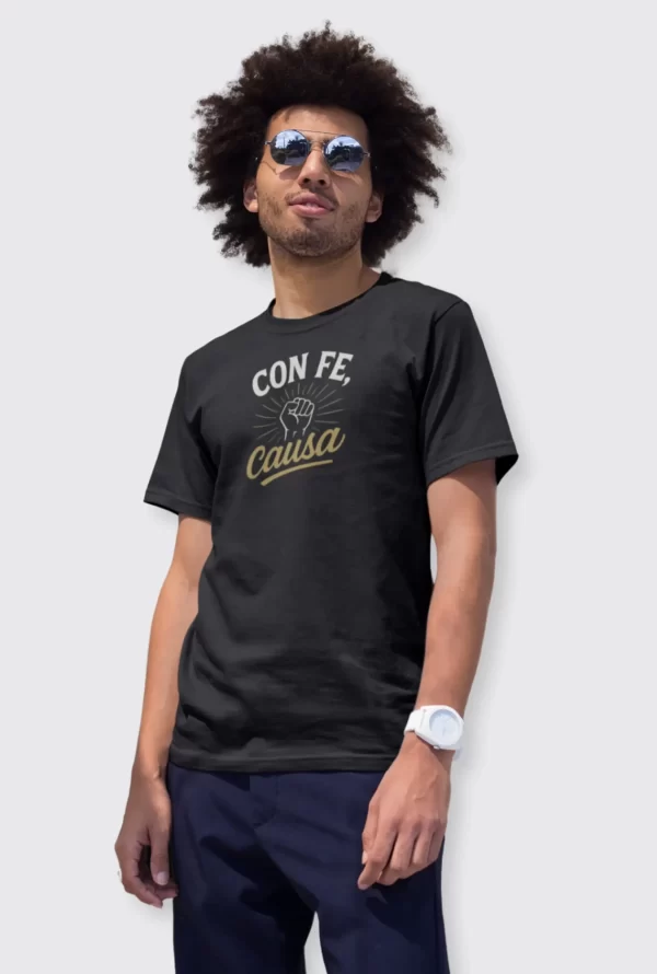 Polo Yess Perú con la frase "Con Fé, Causa". Algodón peruano ultra resistente para quienes creen en un Perú mejor. ¡Viste tu fe en acción! Envíos nacionales.