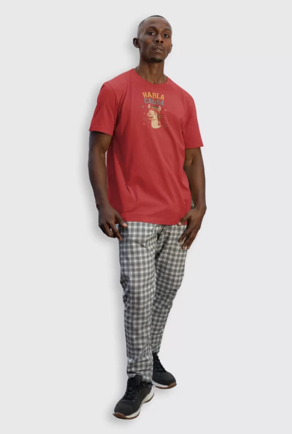 Polo AyE 'Habla Causa' con estampado de llama andina en algodón peruano premium, modelo unisex