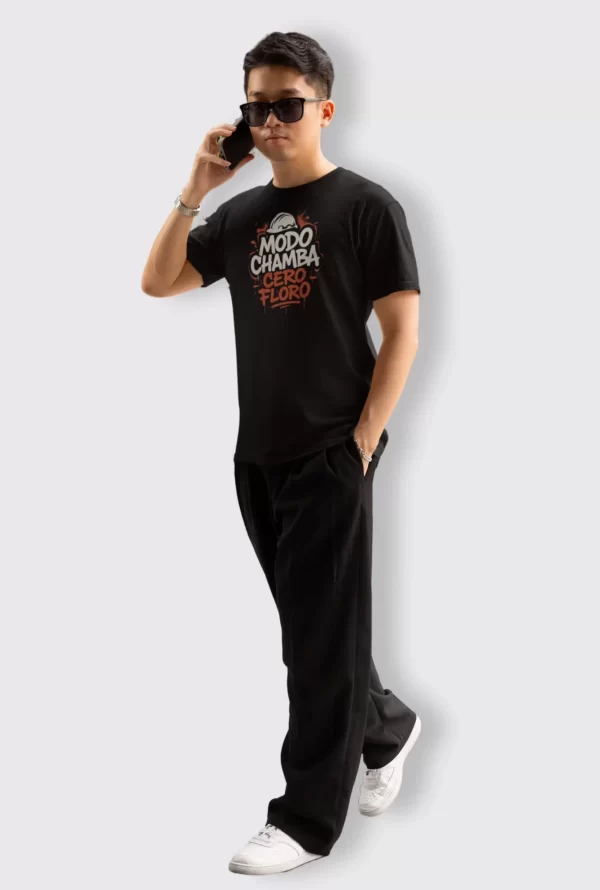 Polo Yess Perú 'Modo Chamba, No Floro' en color gris grafito, diseño industrial con tipografía robusta en algodón peruano premium