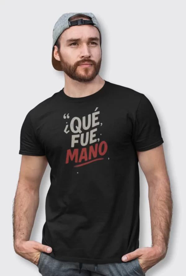 Polo Yess Perú 'Qué fue, mano' con diseño de manos chocando en algodón premium, colores negro y rojo peruano