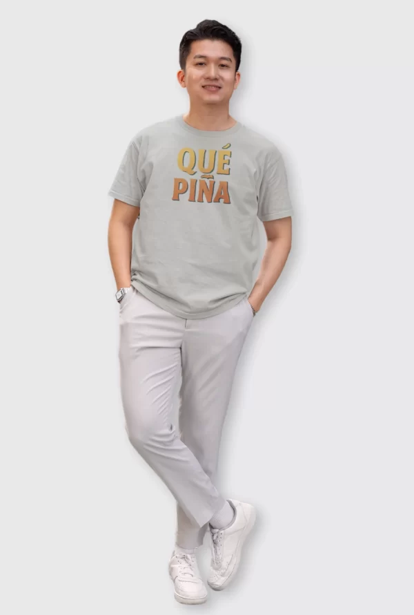Polo Yess '¡Qué Piña!' con diseño de piña sobre ruedas en algodón melange peruano, modelo unisex
