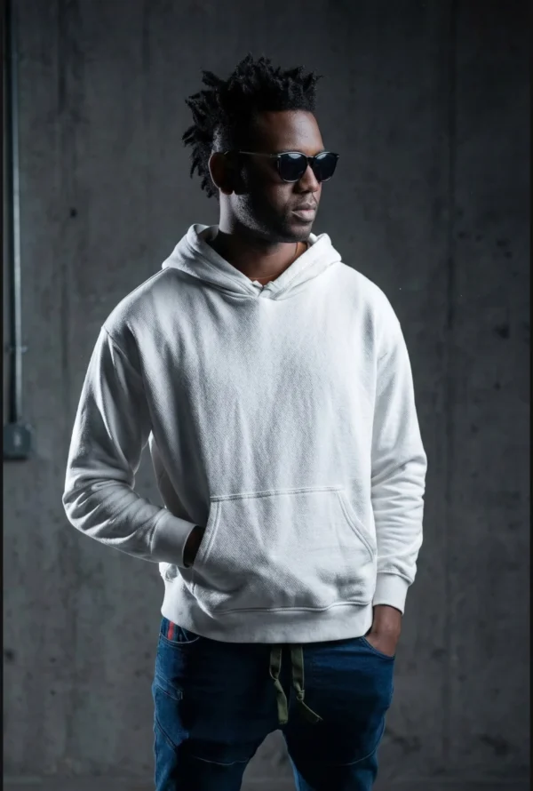 Modelo masculino con hoodie blanco premium en algodón peruano AyE Boutique