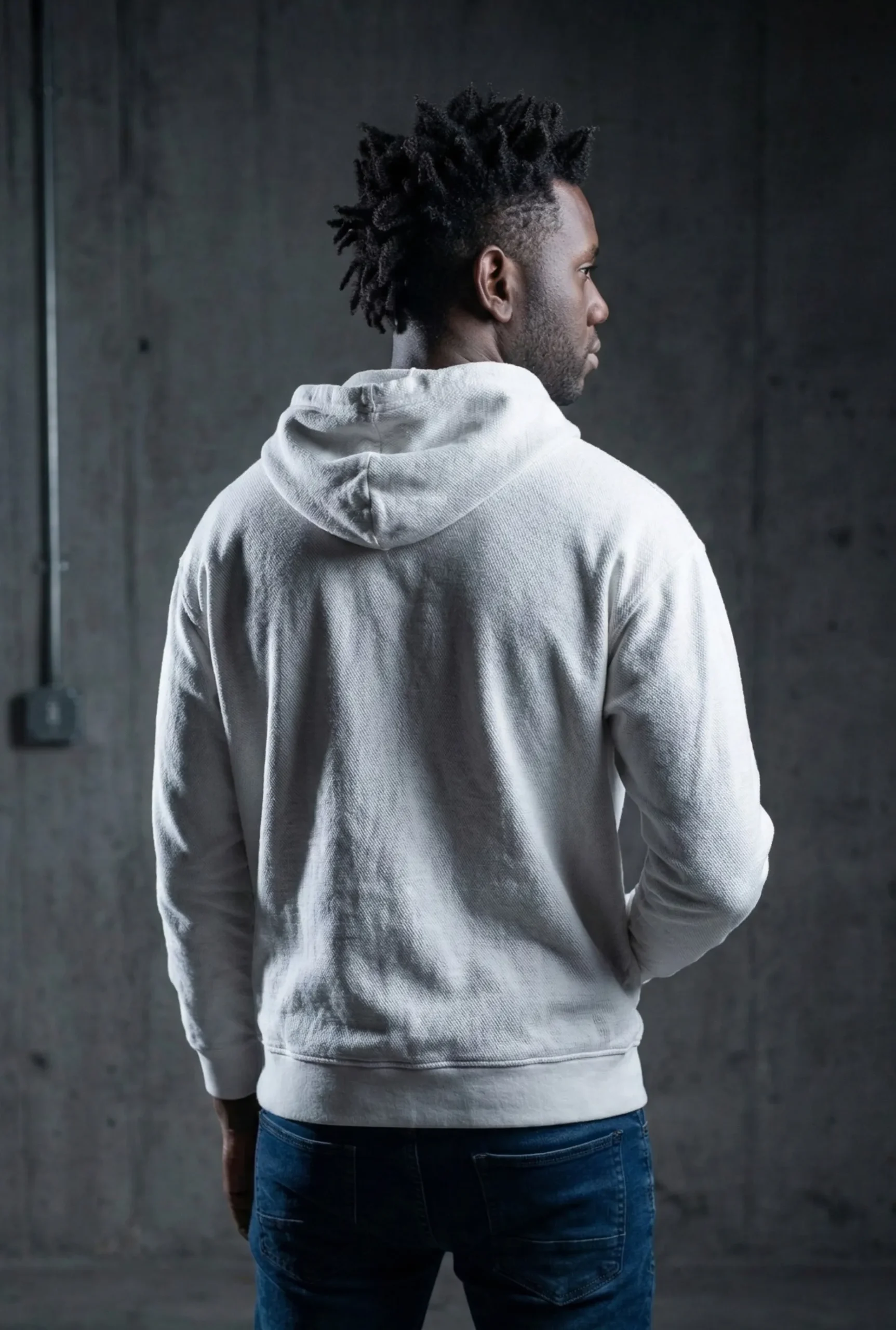 Modelo masculino con hoodie blanco premium en algodón peruano AyE Boutique Modelo masculino con hoodie blanco premium en algodón peruano AyE Boutique