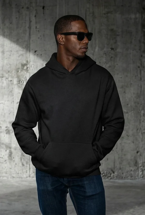 Modelo masculino con hoodie negro absoluto en algodón premium franela 20/1 AyE Boutique