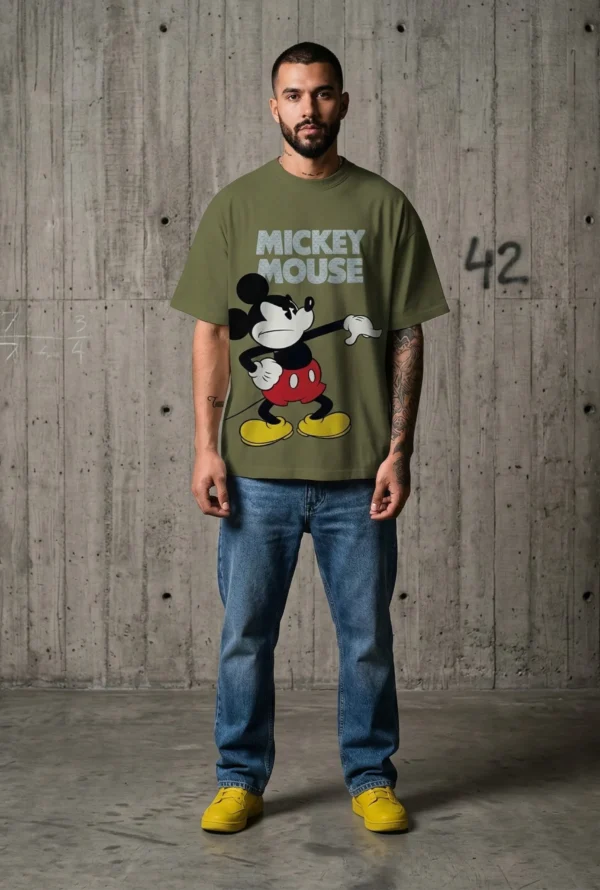 Polo oversized verde militar con diseño de Mickey Mouse desafiante de AyE Boutique