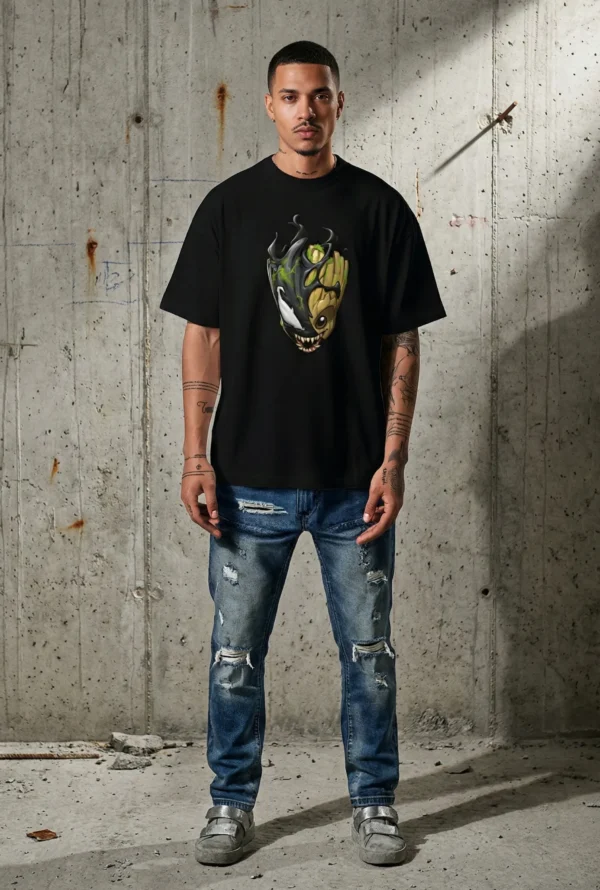 Polo negro oversized con diseño mashup de Venom y Groot frontal de AyE Boutique